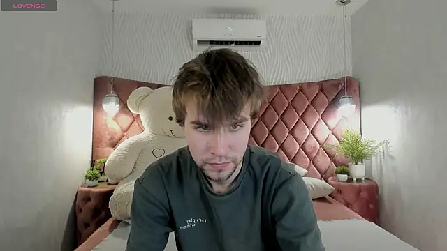 Snapshot of JonnahHell chatting on November 28, 1:03 pm JonnahHell online show from November 28, 1:03 pm