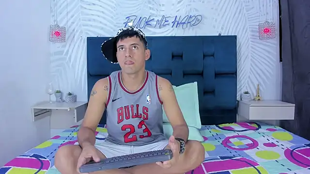 KEVIN MCKINLEY online show from November 7, 6:13 am