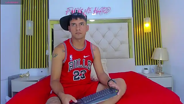 KEVIN MCKINLEY online show from November 8, 5:18 am