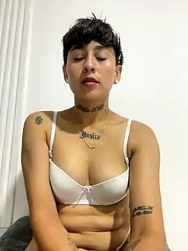 Miia Hoot online show from November 19, 8:42 pm