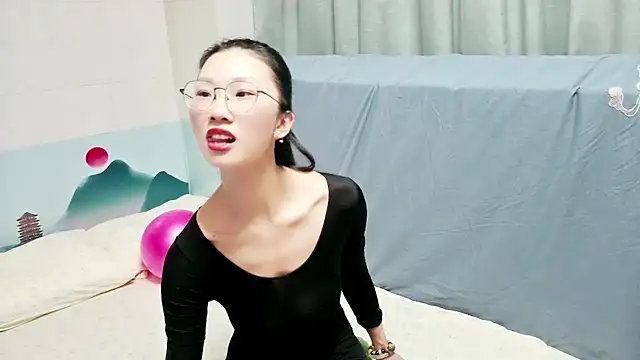 QIQIZHAO-2025 online show from December 1, 12:43 pm