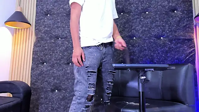 Tommy bigcock19 online show from November 9, 9:24 pm