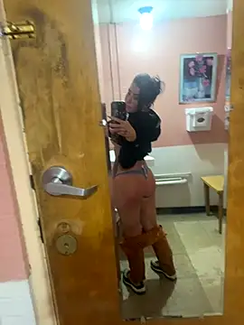 Snapshot of ValayaNoire chatting on November 9, 9:40 am ValayaNoire online show from November 9, 9:40 am