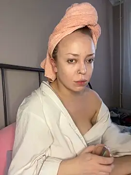 MilaHester online show from November 11, 11:10 am