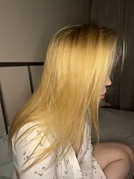 MilaHester online show from November 28, 4:31 pm