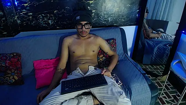 LatinWolfBoy online show from November 14, 3:05 am