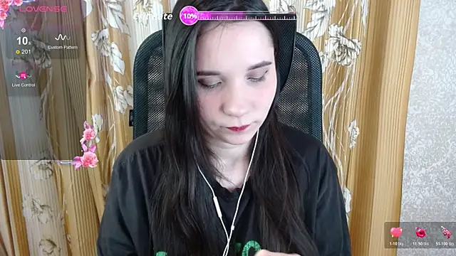 Snapshot of KateForYou chatting on December 5, 9:51 am KateForYou online show from December 5, 9:51 am