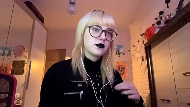 Snapshot of EffacedScan chatting on November 17, 2:12 pm EffacedScan online show from November 17, 2:12 pm