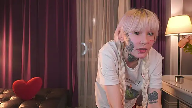 IsauraGarratt online show from November 18, 2:43 pm