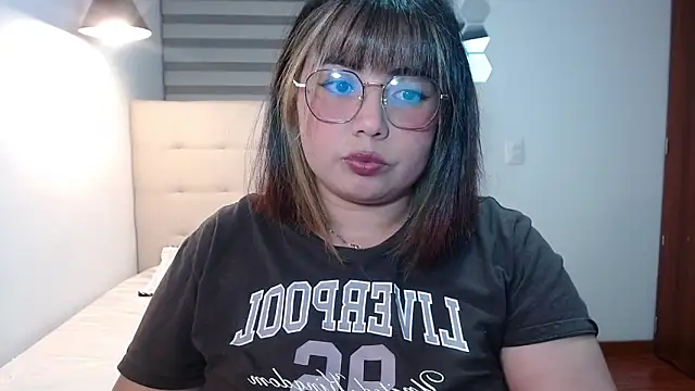 Snapshot of YiniBelle chatting on November 24, 2:44 am YiniBelle online show from November 24, 2:44 am