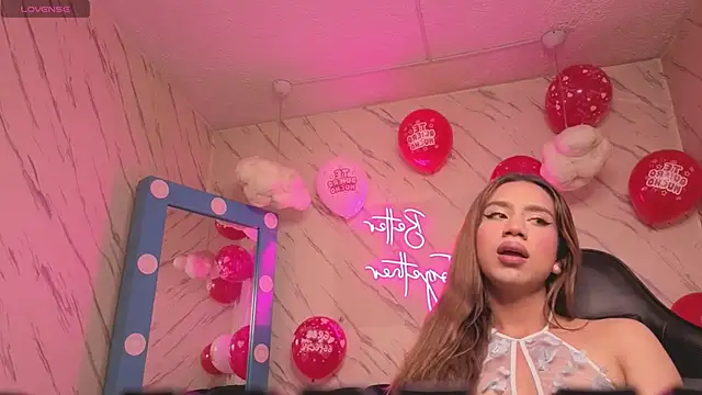 Snapshot of Evy_Luxx_v chatting on November 14, 4:44 am Evy Luxx v online show from November 14, 4:44 am