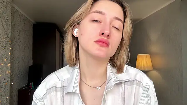 Emily lyy online show from November 21, 9:19 am