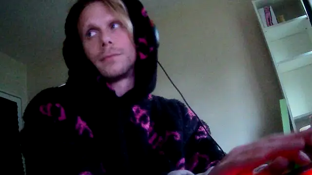 Snapshot of TheMaxDamage chatting on November 18, 3:38 pm TheMaxDamage online show from November 18, 3:38 pm