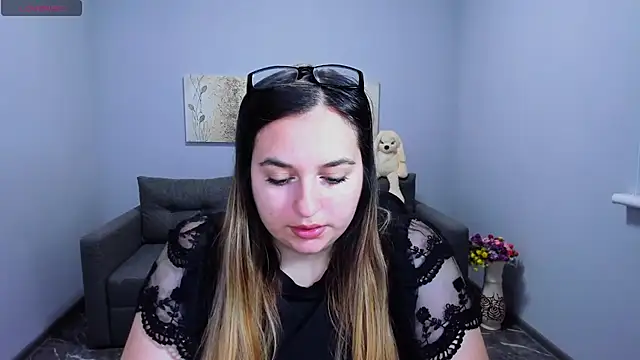 Maria Bond online show from November 28, 6:49 am