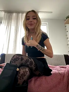 Snapshot of lunababy77 chatting on December 5, 12:47 pm lunababy77 online show from December 5, 12:47 pm