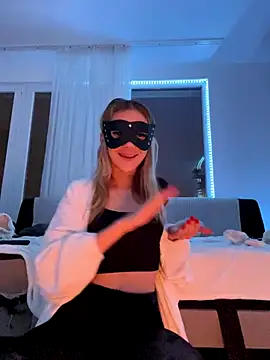 Snapshot of lunababy77 chatting on December 18, 4:35 pm lunababy77 online show from December 18, 4:35 pm