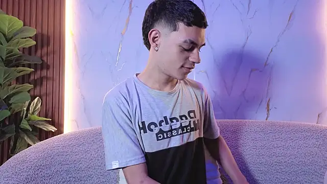 krisstormvg online show from November 27, 7:49 pm