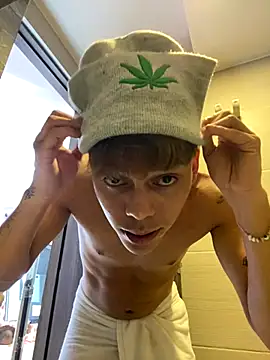 Snapshot of Jin_kougasaki chatting on November 22, 12:37 pm Jin kougasaki online show from November 22, 12:37 pm