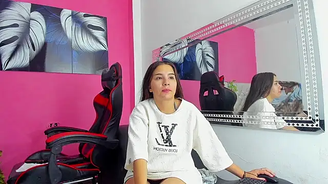 MiaAndTeylor online show from December 1, 8:19 am