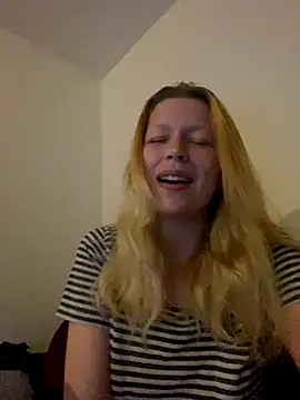 Snapshot of LexiSlimVIbe chatting on December 13, 10:04 pm LexiSlimVIbe online show from December 13, 10:04 pm