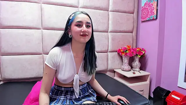 Snapshot of CharlotteStuart chatting on December 16, 3:44 am CharlotteStuart online show from December 16, 3:44 am