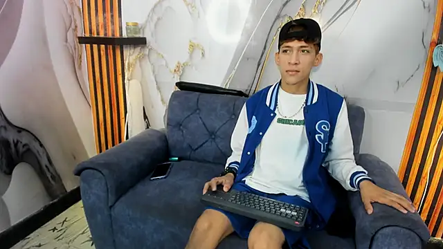 Alex LatinBoy18 online show from November 25, 8:31 pm