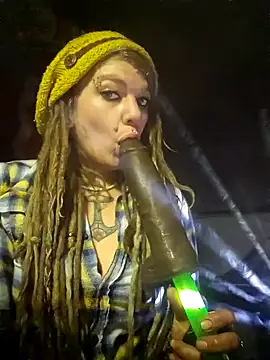 Snapshot of Horny_hippie chatting on February 18, 9:20 pm Horny hippie online show from February 18, 9:20 pm