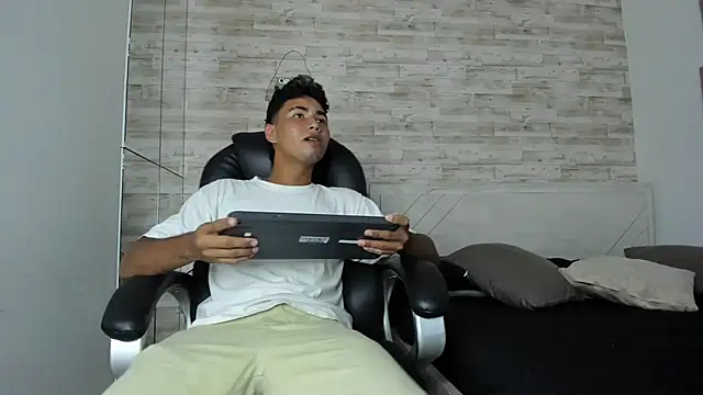 Simon Pernia online show from December 1, 6:57 pm