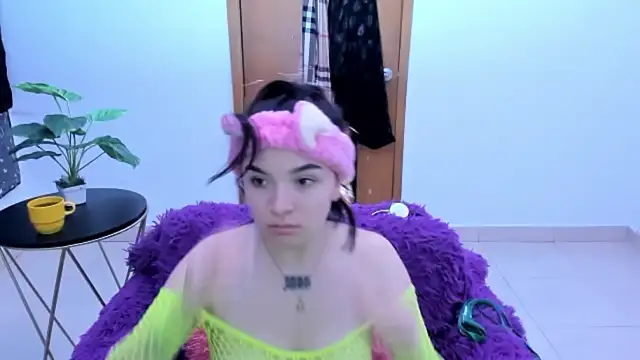 Snapshot of Honney_19 chatting on December 16, 10:20 am Honney 19 online show from December 16, 10:20 am