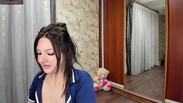 emmaledysss online show from November 29, 4:43 pm