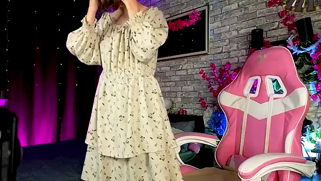 Mia Mooore online show from December 1, 2:11 pm