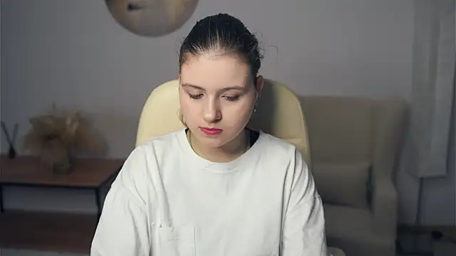 NovellaArjune online show from December 3, 8:00 am