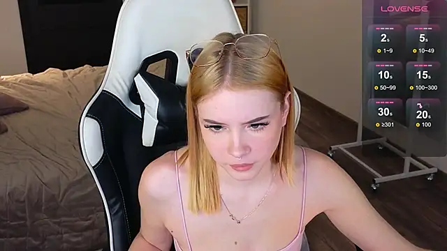 shinyluna1 online show from December 4, 3:38 am