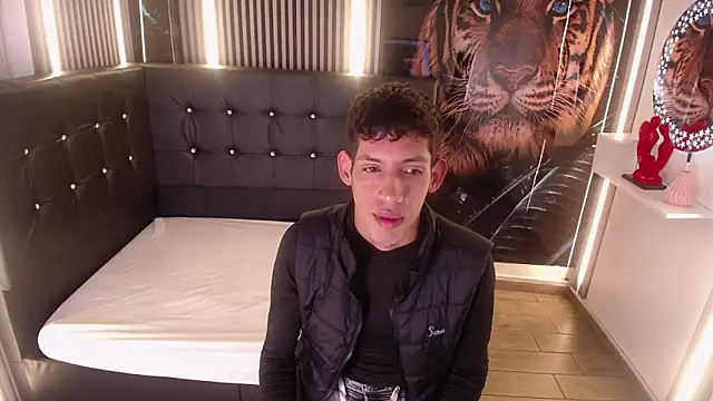 AleJines   online show from December 2, 11:37 am