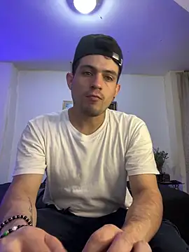 Snapshot of williamsmiiths16 chatting on December 16, 4:23 pm williamsmiiths16 online show from December 16, 4:23 pm