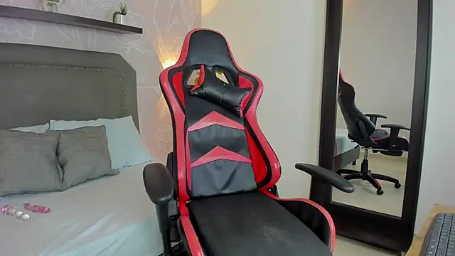 Snapshot of madison_saenzz chatting on December 15, 7:29 pm madison saenzz online show from December 15, 7:29 pm