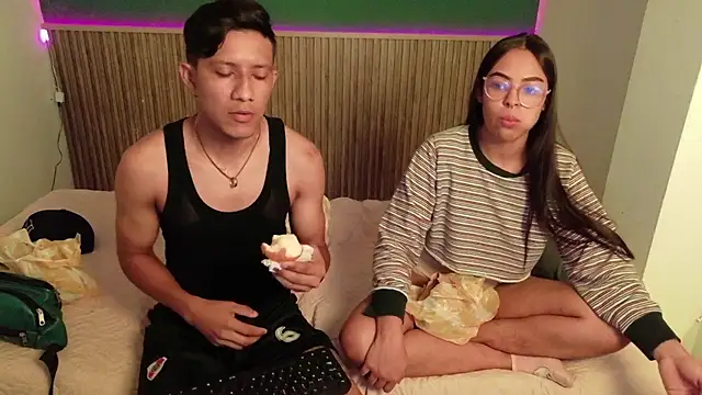 Snapshot of Violet_and_Dylan chatting on December 14, 12:10 pm Violet and Dylan online show from December 14, 12:10 pm