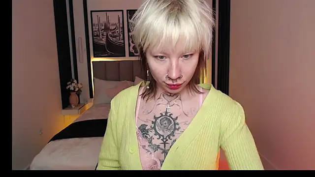 Luna Hurt online show from December 17, 1:39 pm