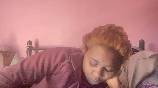 Snapshot of queenalliyahalecia chatting on December 16, 2:33 pm queenalliyahalecia online show from December 16, 2:33 pm