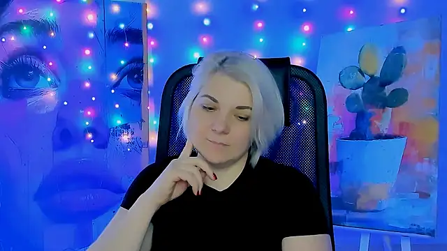 Snapshot of EvaEvals chatting on December 15, 7:23 am EvaEvals online show from December 15, 7:23 am