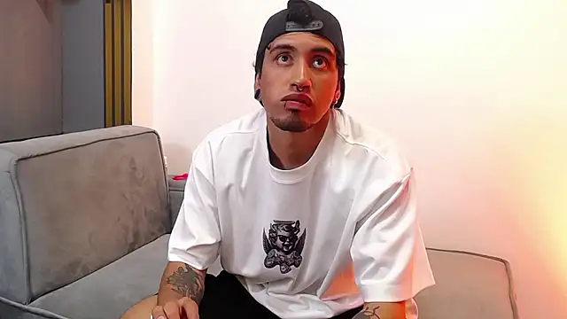 Snapshot of ChrisLyonss chatting on December 15, 8:35 pm ChrisLyonss online show from December 15, 8:35 pm