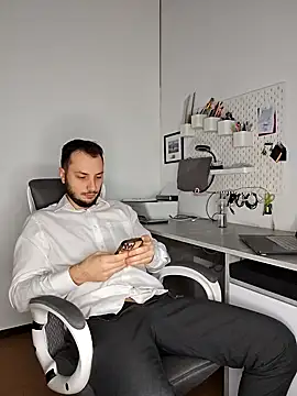 Snapshot of Lovebackground chatting on December 4, 11:30 am Lovebackground online show from December 4, 11:30 am