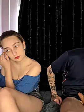 Snapshot of FoxyToxy chatting on December 14, 3:23 am FoxyToxy online show from December 14, 3:23 am