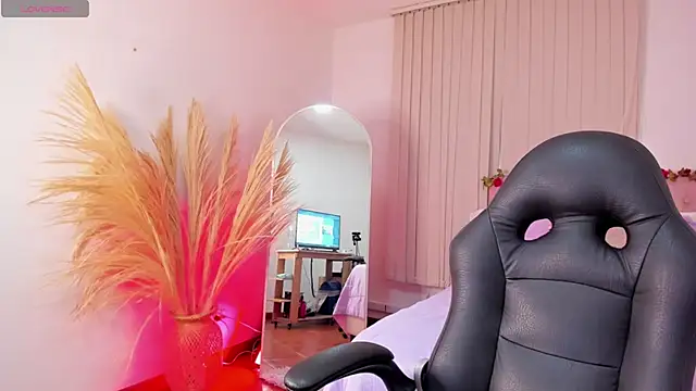 Snapshot of Isa_Emm chatting on December 16, 7:08 pm Isa Emm online show from December 16, 7:08 pm