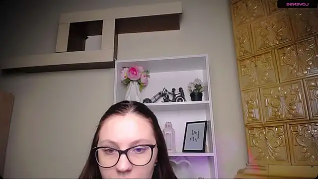 Snapshot of LiliaErmi chatting on December 16, 5:45 am LiliaErmi online show from December 16, 5:45 am