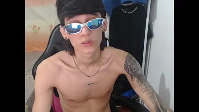 Snapshot of Sweett_Boyy chatting on December 18, 12:17 am Sweett Boyy online show from December 18, 12:17 am