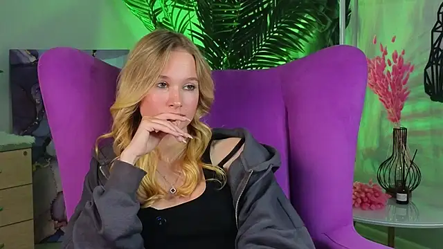 Snapshot of ElizFait chatting on December 14, 11:04 am ElizFait online show from December 14, 11:04 am