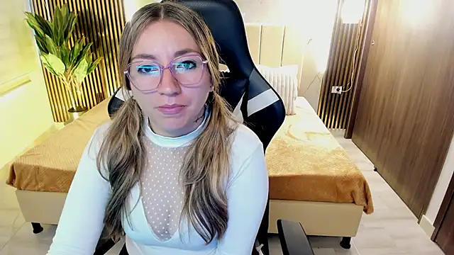 Violeta Dream  online show from December 15, 2:43 pm