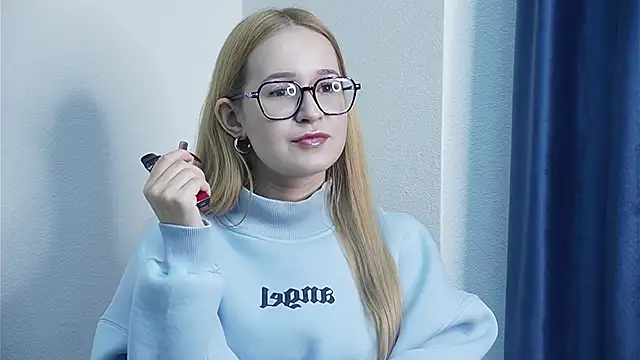 Snapshot of GwynKnispel chatting on December 16, 4:17 am GwynKnispel online show from December 16, 4:17 am