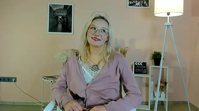 Snapshot of AdelinaMaddalena chatting on December 18, 12:33 pm AdelinaMaddalena online show from December 18, 12:33 pm